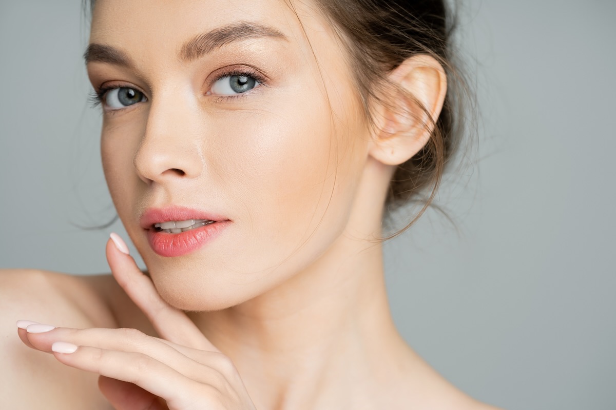 młoda kobieta w naturalnym makijażu